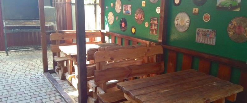 Арлекино - удобные столики для отдыхающих