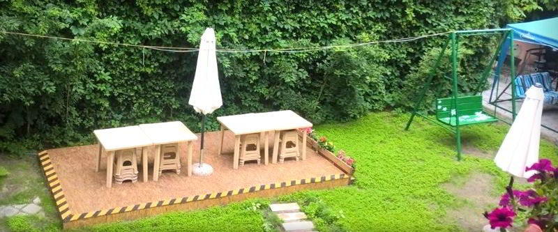 Любимая - столики, качели и беседка для отдыхающих Любимая - столики, качели и беседка для отдыхающих